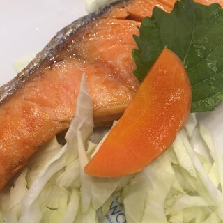 塩焼き鮭と野菜サラダ！